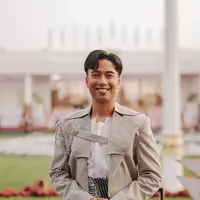 Meski tampil secara terpisah, kedua nampak menunjukkan dukungan satu sama lain. Vidi Aldiano tampil terlebih dahulu dengan outfit yang trendy. (instagram/vidialdiano)