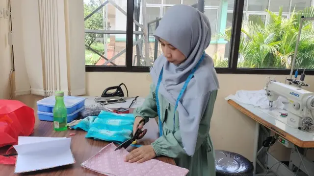 Jadi Penyandang Disabilitas Akibat Polio, Perempuan Asal Kuningan Bekali Diri dengan Pelatihan Menjahit