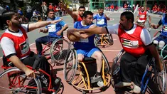 Sejumlah warga Palestina berebut bola saat bermain basket di lapangan sekolah milik pemerintah di Kota Gaza (4/4). Mereka adalah warga Palestina yang telah kehilangan anggota badannya akibat perang antar kelompok Hamas dan Israel. (AP Photo/Hatem Moussa)