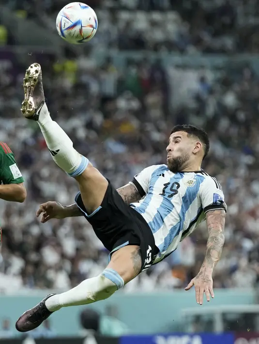 Bek Argentina, Nicolas Otamendi menendang bola saat bertanding melawan Meksiko selama pertandingan grup C Piala Dunia 2022 Qatar di Stadion Lusail di Lusail, Qatar, Minggu 27 November 2022. Argentina menang atas Meksiko dengan skor 2-0. (AP Photo/Hassan Ammar)
