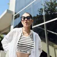 Azizah Salsha memiliki gaya stylish yang mempesona. Di ragam kesempatan, ia hadir dengan kacamata hitam penuh gaya yang sempurnakan gayanya. [Foto: Instagram/ Azizah Salsha]