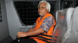 Suroso Atmo Martoyo memasuki mobil yang telah menjemputnya usai menjalani pemeriksaan di gedung KPK,Jakarta,selasa (10/3/2015). (Liputan6.com/Helmi Afandi)
