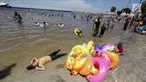 Sejumlah anak bermain di pantai Ancol, Jakarta, Senin (25/12). Warga Jakarta dan sekitarnya memanfaatkan liburan natal untuk rekreasi bersama keluarga di Ancol. (Liputan6.com/Faizal Fanani)