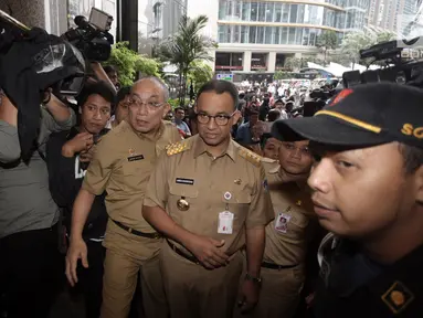 Gubernur DKI Jakarta Anies Baswedan saat meninjau Gedung Bursa Efek Indonesia (BEI), Jakarta, Senin (15/1). Kedatangannya untuk melihat langsung lokasi jatuhnya selasar atau lantai gantung Tower II Gedung BEI. (Liputan6.com/Arya Manggala)