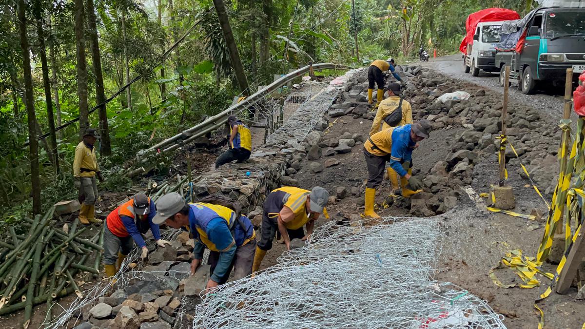 Jalan Sukabumi - Sagaranten yang Ambles Bisa Dilalui Kendaraan Lagi Usai Perbaikan Darurat