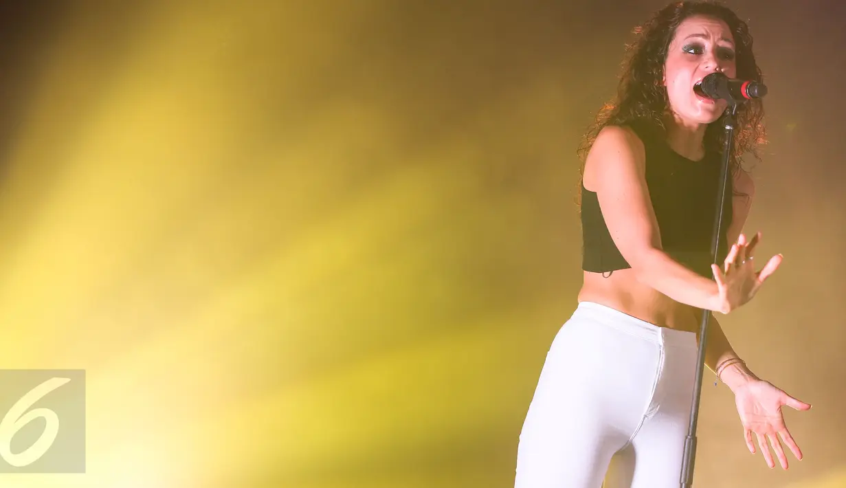 Grup band Clean Bandit tampil dalam konser yang bertajuk "Clean Bandit Live in Jakarta" di Jakarta, Selasa (8/12). Clean Bandit adalah sebuah grup musik elektronik asal Inggris yang dibentuk pada tahun 2009. (Liputan6.com/Faizal Fanani)