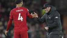 Pelatih Liverpool Jurgen Klopp merayakan kemenangan dengan bek Virgil van Dijk usai mengalahkan Leeds United pada pertandingan lanjutan Liga Inggris di stadion Anfield di Liverpool, Inggris, Kamis (24/2/2022). Liverpool menang telak atas Leeds United 6-0.  (AP Photo/Jon Super)
