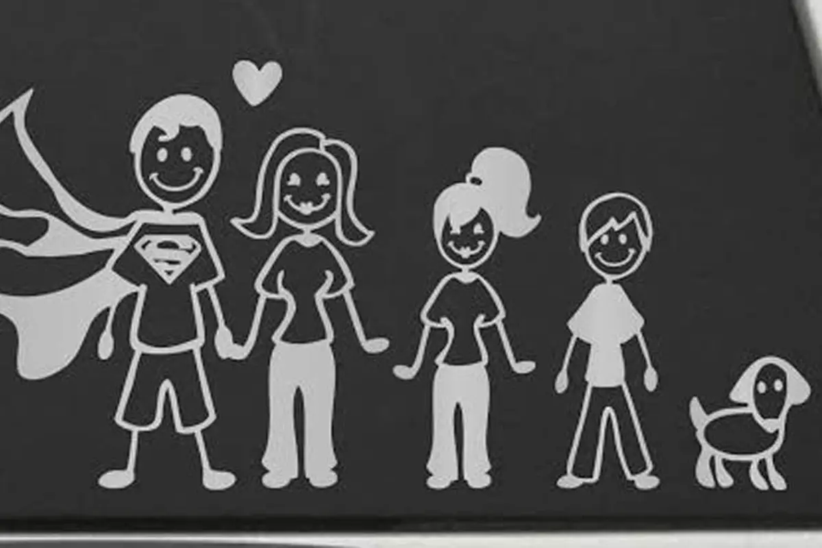 Stiker Happy Family pada mobil (Pinterest)