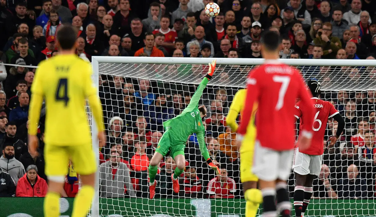 Kiper Manchester United, David de Gea melakukan penyelamatan saat bertanding melawan Villarreal pada pertandingan grup F Liga Champions di stadion Old Trafford, Inggris, Kamis (30/9/2021). Manchester United menang tipis atas Villareal 2-1. (AFP/Anthony Devlin)