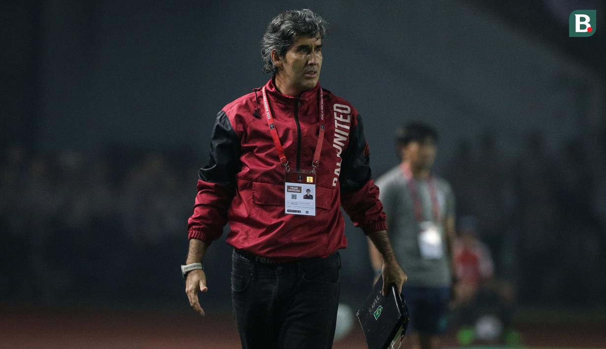Pelatih kepala Bali United, Stefano Cugurra saat babak penyisihan Grup C Piala Presiden 2022 antara Persib Bandung melawan Bali United di Stadion Gelora Bandung Lautan Api, Bandung, Minggu (12/06/2022). (Bola.com/Bagaskara Lazuardi)