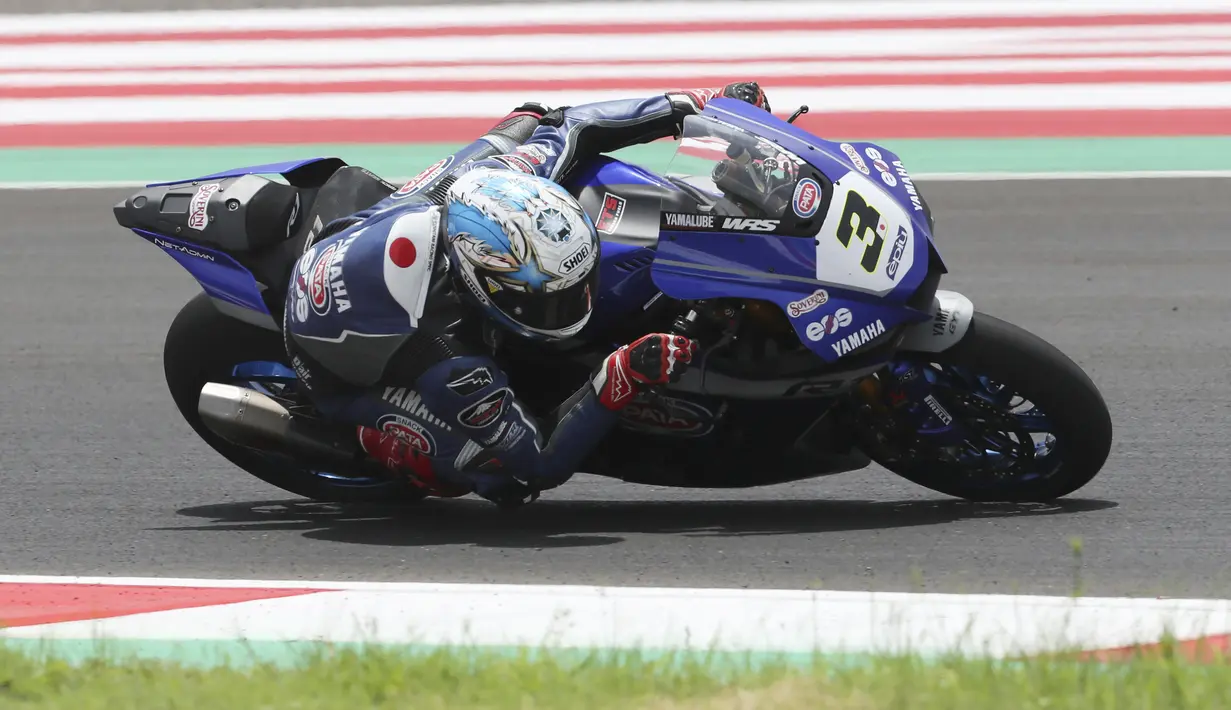 Pembalap tim GRT Yamaha WorldSBK, Kohta Nozane dari Jepang melaju saat sesi latihan bebas pertama balapan World Superbike (WSBK) di Sirkuit Mandalika, Lombok Tengah, NTB, Jumat (19/11/2021). Gelaran balap WSBK Mandalika 2021 diikuti oleh 23 pembalap dari 12 tim. (AP Photo/Achmad Ibrahim)