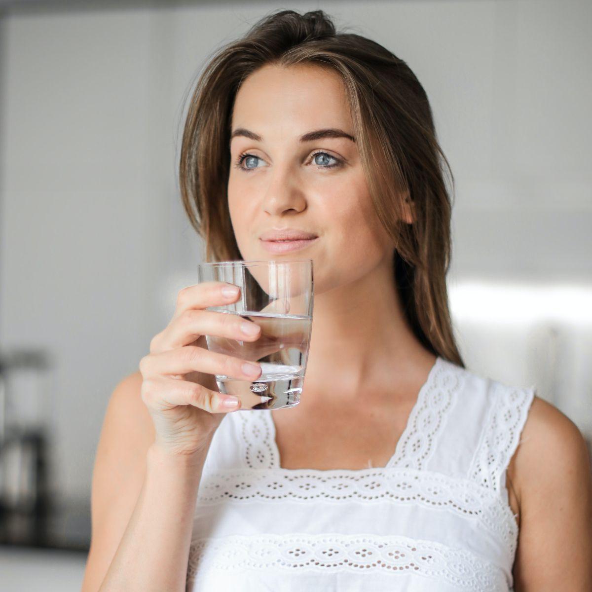 5 Tips Minum Air Putih untuk Dapatkan Kulit Flawless, Nggak Harus 8 Gelas