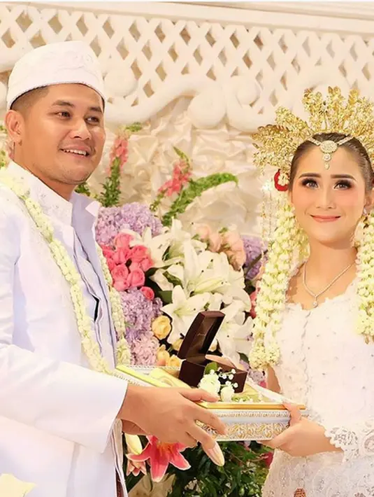 Sedangkan bagi pasangan pengantin baru, Ryana Dea dan Puadin Redi, momen bulan madu itu harus ditunda lantaran kesibukan syuting keduanya. (Instagram/ryana_dea)