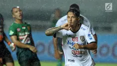 Pemain depan Bali United, Irfan Bachdim merayakan golnya ke gawang PS TNI saat laga lanjutan Liga 1 Indonesia di Stadion Pakansari, Kab Bogor, Senin (10/7). Laga dimenangkan Bali United dengan skor 4-3. (Liputan6.com/Helmi Fithriansyah)