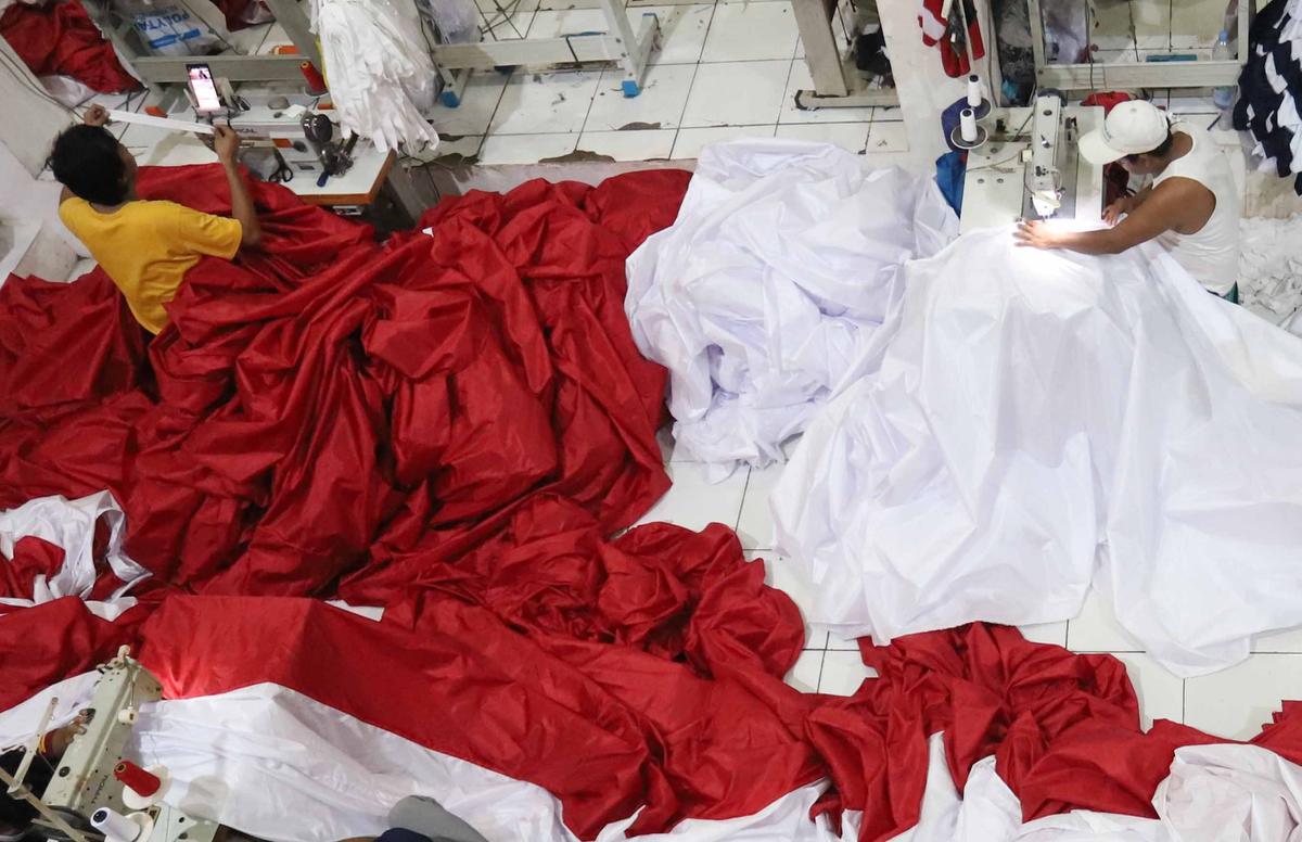 FOTO: Menjahit Merah Putih Sepanjang 2 Kilometer Sambut HUT RI ke-80