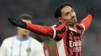 Pemain AC Milan, Tijjani Reijnders melakukan selebrasi setelah mencetak gol melalui tendangan jarak jauh ke gawang Sassuolo pada laga lanjutan Liga Italia 2024/2025 yang berlangsung di San Siro, Milan, Italia, Rabu (04/12/2024) dini hari WIB. (AP Photo/Luca Bruno)