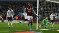 Jonathan Kodija merayakan gol keempat ke gawang Liverpool di perempat final Piala Carabao. Aston Villa menang 5-0 di Villa Park, Rabu dini hari WIB (18/12/2019). (AFP/Paul Ellis)