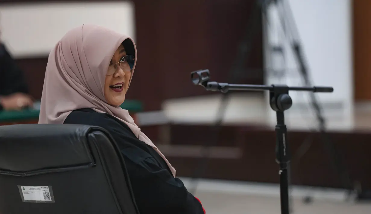 dr Tifauzia Tyassuma atau dikenal dokter Tifa saat mengikuti sidang pembacaan dakwaan perkara dugaan pencemaran nama baik terkait tudingan ijazah palsu Presiden ke-7 RI Joko Widodo di Pengadilan Negeri Jakarta Timur, Kamis (02/07/2026), (Kapanlagi.com/ Budy Santoso)