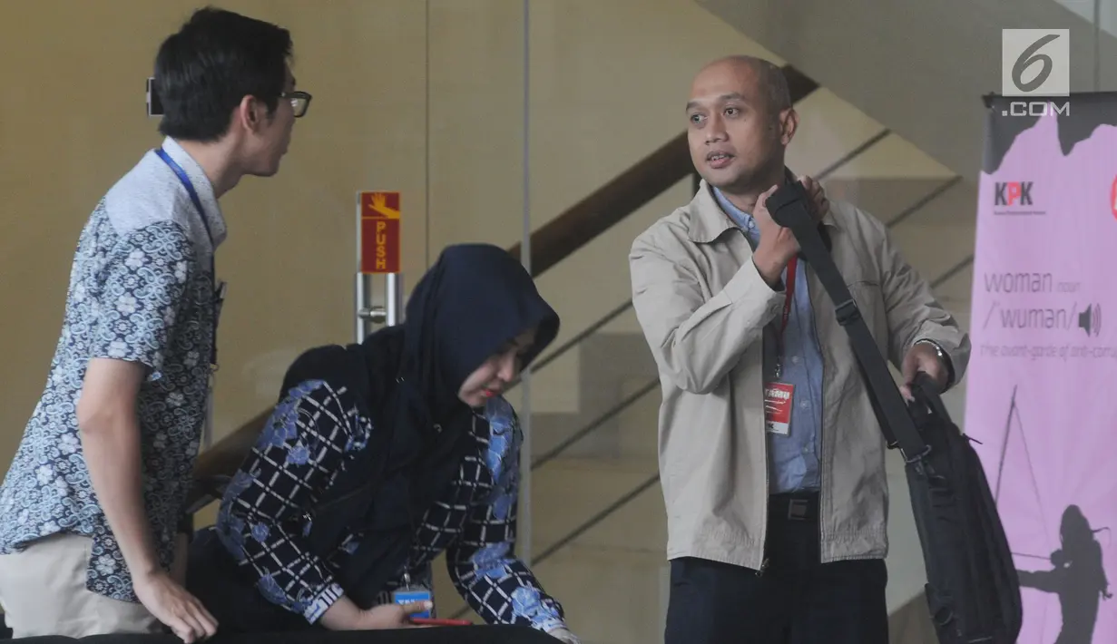 Direktur Utama PT PT PJBI, Gunawan Yudi Hariyanto (kanan) usai memenuhi panggilan penyidik KPK di Jakarta, Kamis (25/4). Gunawan diperiksa sebagai saksi untuk tersangka Dirut PLN nonaktif Sofyan Basir dalam kasus dugaan suap pembangunan PLTU Riau-1. (merdeka.com/Dwi Narwoko)