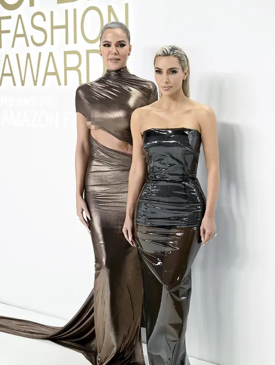 Khloe Kardashian dan Kim Kardashian berpose saat menghadiri CFDA Fashion Awards di Cipriani South Street di New York pada Senin, 7 November 2022. Khloe Pendiri Good American menambahkan tinggi ekstra untuk penampilannya dengan sepasang sepatu hak hitam bertali.Rambut pirangnya disisir ke belakang menjadi sanggul yang chic, dan dia mengenakan kuku akrilik telanjang yang sangat panjang untuk malam itu. (Photo by Evan Agostini/Invision/AP)