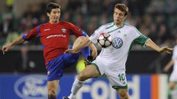 Zvjezdan Misimovic (kanan). Gelandang serang Bosnia yang kini berusia 40 tahun dan telah pensiun pada Januari 2017 bersama BJ Renhe ini pernah menjuarai liga top Eropa bersama Wolfsburg di Liga Jerman. Ia meraihnya 1 kali yaitu di musim 2008/2009 dan total memperkuat Wolfsburg selama 2 musim mulai 2008/2009 hingga 2009/2010. Selain Wolfsburg, ia juga pernah berseragam Bayern Munchen, Bochum dan Nurenberg di Liga Jerman pada 2002/2003 hingga 2007/2008. (AFP/John MacDougall)