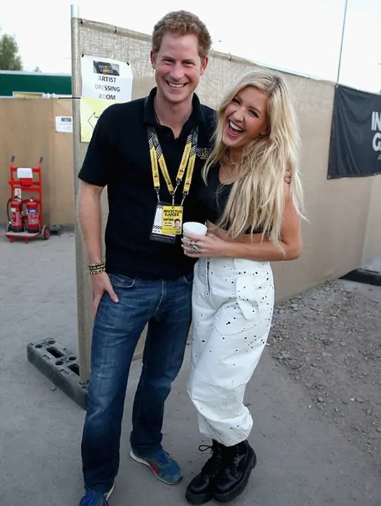 Pangeran Harry ketahuan mesra dengan seorang wanita cantik yang sudah taka sing lagi ditelinga public. Wanita tersebut adalah penyanyi Hollywood, Ellie Goulding. (dailymail/Bintang.com)