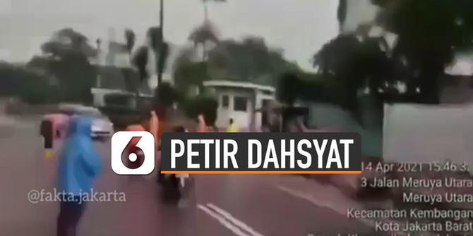 VIDEO: Ngeri, Detik-Detik Petir Dahsyat Menyambar di Sebuah Jalan