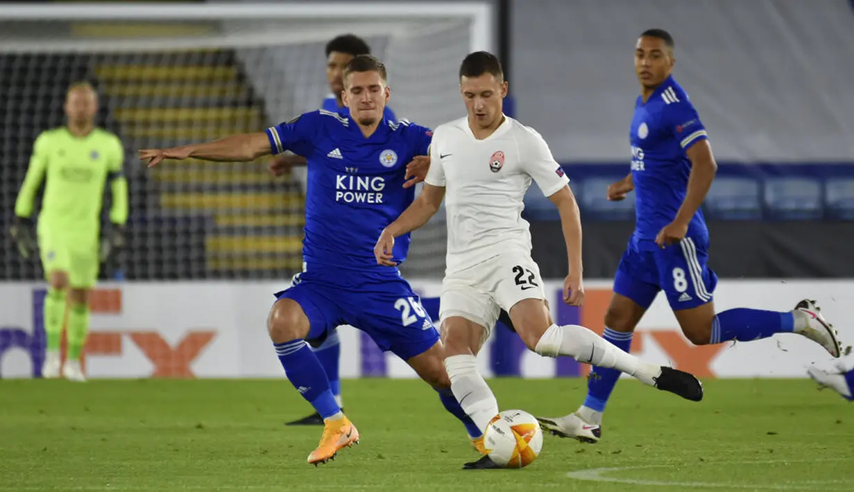 Pemain Zorya Luhansk Vladyslav Kabayev (kanan) berebut bola dengan pemain Leicester City Dennis Praet pada pertandingan Grup G Liga Europa di Stadion King Power, Leicester, Inggris, Kamis (22/10/2020). Leicester City menang 3-0. (AP Photo/Rui Vieira)
