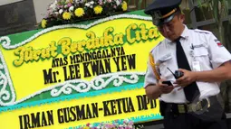 Karangan bunga turut berduka cita atas meninggalnya Mr.Lee Kwan Yew dari Ketua DPD RI, Irman Gusman, Jakarta, Rabu (25/3/2015).(Liputan6.com/Helmi Afandi)