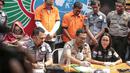 Kabid Humas Polda Metro Jaya Kombes Argo Yuwono (tengah) memberi keterangan terkait kasus narkoba yang menjerat komedian Tri Retno Prayudati alias Nunung di Ditresnarkoba Polda Metro Jaya, Jakarta, Senin (22/7/2019). Nunung dan suami ditangkap usai bertransaksi narkoba. (Liputan6.com/Faizal Fanani)