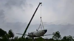 Pesawat Boeing bekas ditempatkan di tebing tepi laut untuk memikat wisatawan dan diubah menjadi sebuah vila di dekat pantai Nyang-Nyang di Kabupaten Uluwatu Badung, di pulau resor Indonesia Bali (14/9/2021). Pesawat bekas tersebut dirakit menjadi vila untuk akomodasi wisata. (AFP/Sony Tumbelaka)