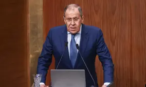 Dalam foto yang dirilis oleh Kemlu Rusia, Menteri Luar Negeri Rusia Sergey Lavrov berbicara di depan forum Liga Arab di Kairo, Mesir, Minggu, 24 Juli 2022. (Layanan Pers Kemlu Rusia via AP)