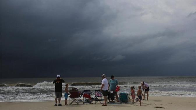 Warga di negara bagian Alabama, AS, memerhatikan tanda-tanda datangnya badai tropis Gordon pada awal September 2018 (AP/Dan Abderson)