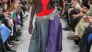 Miu Miu mempersembahkan koleksi Spring Summer 2025 selama Paris Fashion Week, yang kembali membawa para tamu ke rumahnya di Palais D'Iena. Koleksinya merupakan gabungan dari segala sesuatu yang kami sukai dari Miu Miu, keceriaan, kemudaan, dan kepekaan trendi yang menyenangkan. [Dok/Miu Miu].
