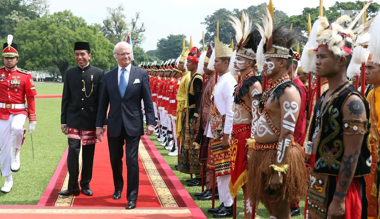 Presiden Jokowi bersama Raja Swedia Carl XVI Gustaf saat melaksanakan upacara jajar pasukan di Istana Kepresidenan Bogor, Senin (22/5). Kehadiran Raja Swedia disambut langsung Jokowi yang mengenakan pakaian adat Betawi. (Liputan6.com/Angga Yuniar)