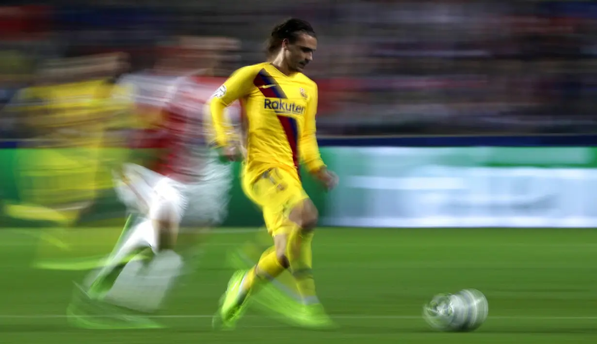 Gelandang Barcelona, Antoine Griezmann, menggiring bola saat melawan Slavia Praha pada laga Liga Champions 2019 di Stadion Sinobo, Rabu (23/10). Barcelona menang 2-1 atas Slavia Praha. (AP/Petr David Josek)