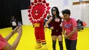 Pengunjung sedang beraksi bersama cosplay wanita seksi pada acara  Festival Popcon Asia 2017 di JCC, Jakarta, Minggu (6/8). Festival yang berlangsung selama 2 hari diikuti kreator dari dalam dan luar negeri. (Liputan6.com/Fery Pradolo)