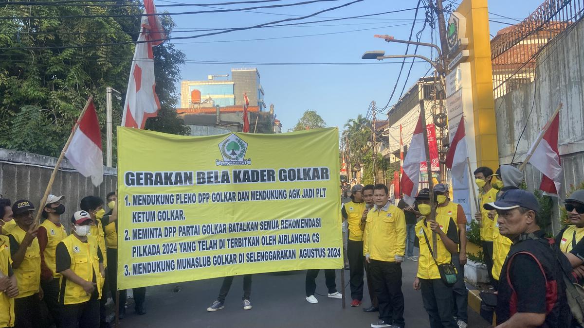 Jelang Rapat Pleno Golkar, Markas Beringin Didemo Massa Pendukung AGK
