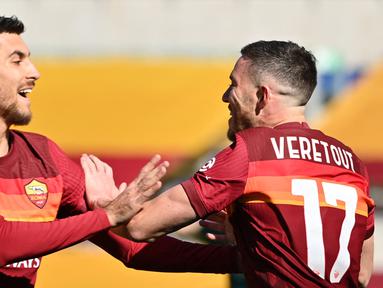 Gelandang AS Roma, Jordan Veretout (kanan) melakukan selebrasi bersama Lorenzo Pellegrini usai mencetak gol pertama timnya ke gawang Udinese dalam laga lanjutan Liga Italia 2020/21 pekan ke-22 di Olimpico Stadium, Roma, Minggu (14/1/2021). AS Roma menang 3-0 atas Udinese. (AFP/Alberto Pizzoli)