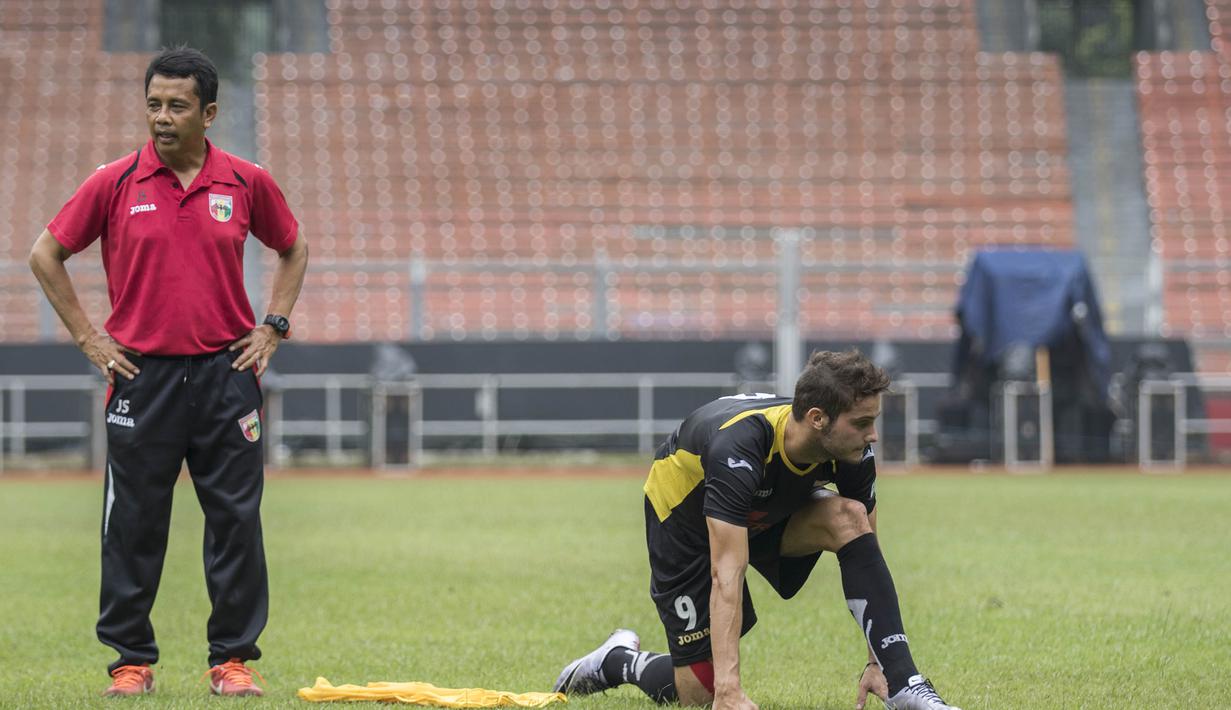Pelatih Mitra Kukar, Jafri Sastra bersama strikernya, Patrick Cruz berlatih jelang laga final Piala Jenderal Sudirman melawan Semen Padang di Stadion Gelora Bung Karno, Jakarta, Sabtu (23/1/2016). (Bola.com/Vitalis Yogi Trisna)