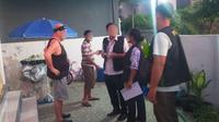 Petugas Imigrasi Singaraja saat meminta keterangan HPB (75) WNA Asal Jerman yang Overstay 72 hari. (Liputan6.com / Imigrasi Singaraja)