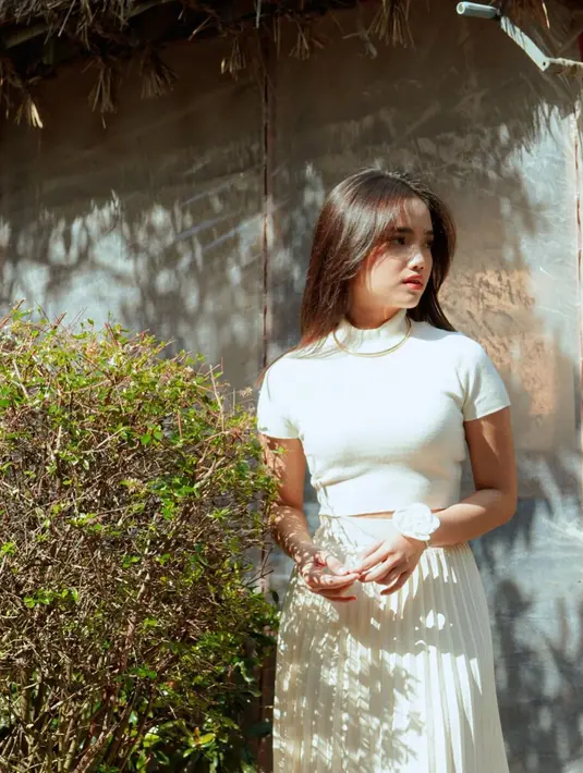 Penampilan Fuji ini disebut duplikasi Jisoo BLACKPINK dengan ikat rambut bunga di pergelangan kiri [@fuji_an]