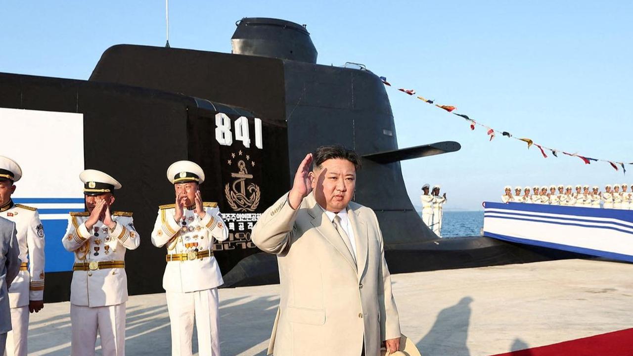 Pemimpin Korea Utara, Kim Jong-un meluncurkan kapal selam taktis bersenjata nuklir operasional pertamanya, pada Jumat (8/9/2023). Kapal selam nuklir tersebut nantinya akan ditugaskan untuk berpatroli di perairan antara Semenanjung Korea dan Jepang.