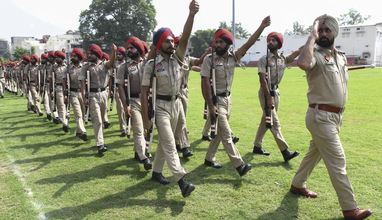 Personel Polisi Punjab mengambil bagian dalam latihan menjelang perayaan Hari Kemerdekaan India ke-75, di Stadion Guru Nanak di Amritsar (12/8/2021). India memperingati Kemerdekaannya pada tahun 1947 dari pemerintahan kolonial Inggris, pada 15 Agustus. (AFP/Narinder)
