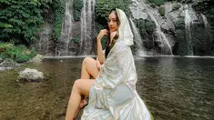 Baru-baru ini, Anya Geraldine sedang berlibur ke Bali bersama rekan-rekannya. Salah satu destinasi yang dikunjungi adalah Air Terjun Kembar Banyumala. (Liputan6.com/IG/anyageraldine)