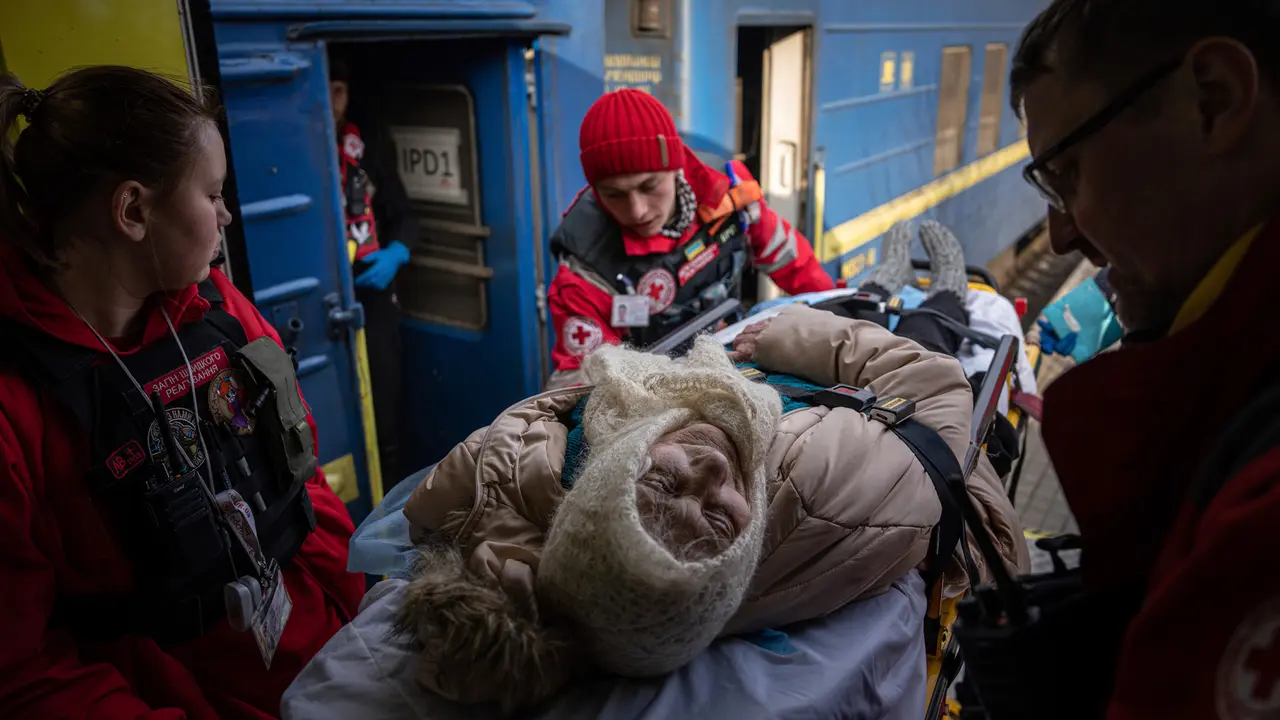 Kereta Medis Evakuasi Pasien dari Dekat Garis Depan Pertempuran di Ukraina