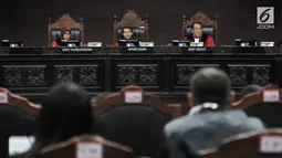 Ketua Hakim MK Anwar Usman (tengah) bersama Hakim MK Enny Nurbaningsih (kiri) dan Arie Hidayat memimpin sidang perdana sengketa Pemilu Legislatif 2019 di Gedung MK, Jakarta, Selasa (9/7/2019). Ada 260 perkara gugatan dari peserta Pileg 2019 yang akan disidangkan. (merdeka.com/Iqbal Nugroho)