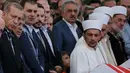 Presiden Turki Recep Tayyip Erdogan menghadiri upacara pemakaman korban upaya kudeta militer yang dilakukan terhadapnya, di masjid Fatih, Istanbul, Minggu (17/7). Kudeta militer Turki pada Jumat kemarin menewaskan 265 orang. (REUTERS/Alkis Konstantinidis)