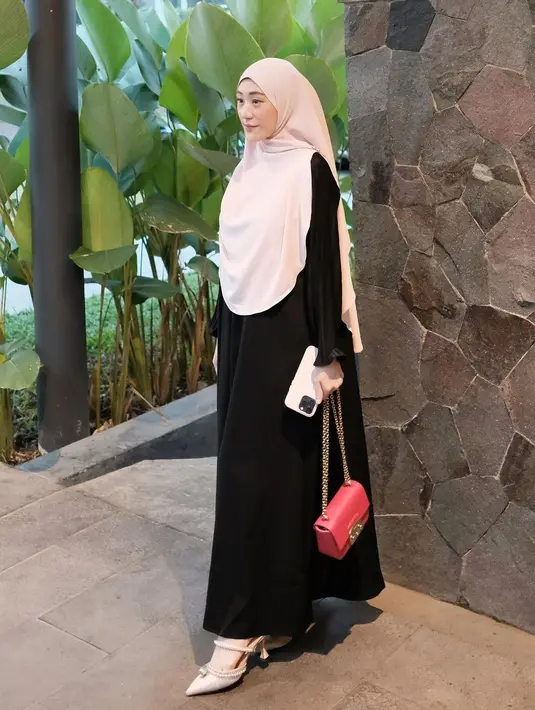 Penampilannya tidak berubah, Larissa Chou bak gadis dan disebut tidak terlihat seperti habis melahirkan. Sejak hamil dan kini melahirkan, Larissa memang terlihat langsing. Padu padan gamis hitam dan jilbab merah muda ketika jalan-jalan keluar rumah, Larissa Chou dipuji makin cantik. Pakai heels warna senada dengan jilbabnya, mendukung penampilan Larissa jadi makin manis. (Liputan6.com/IG/@larissachou)