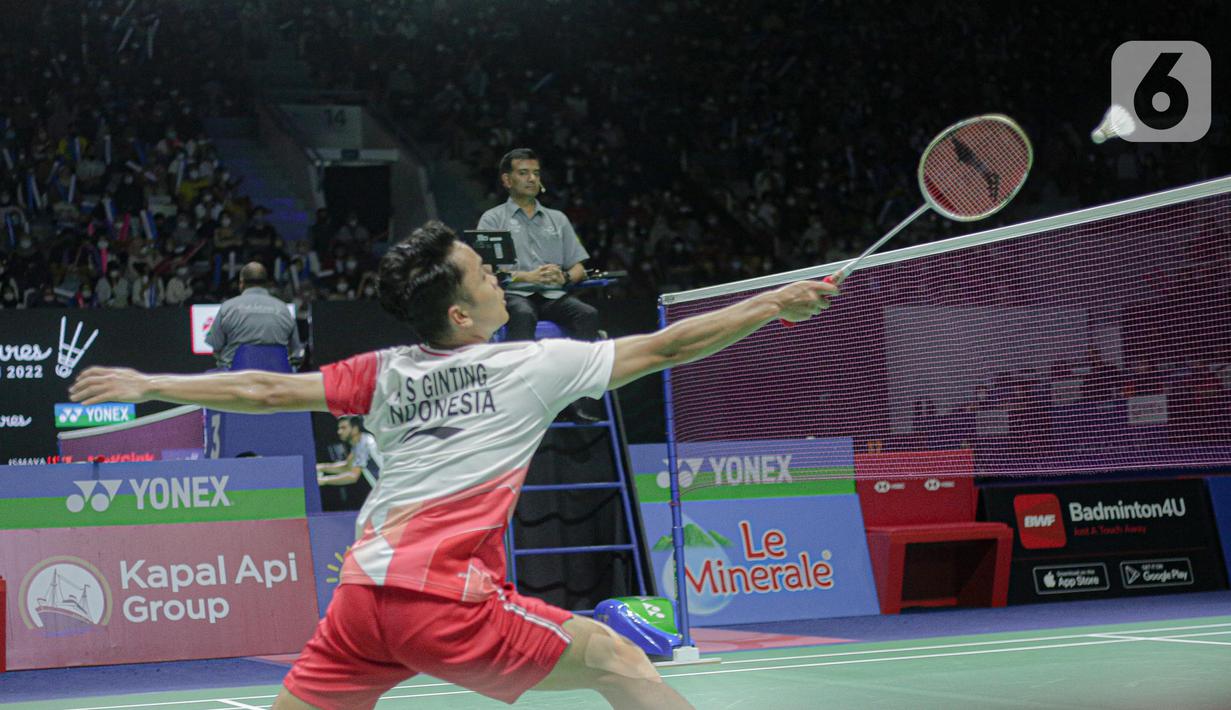 Pebulu tangkis tunggal putra Indonesia Anthony Sinisuka Ginting saat bertanding melawan tunggal putra Denmark Hans Kristian Solberg Vittinghus dalam babak 16 besar East Ventures Indonesia Open 2022 di Istora Senayan, Jakarta Pusat, Kamis (16/6/2022). Anthony Ginting berhasil melaju ke perempat final setelah menang 21-17, 21-9. (Liputan6.com/Faizal Fanani)